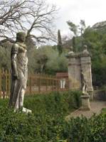 Abbaye de Fontfroide - Statues royales dans les jardins